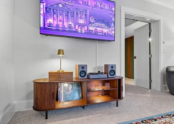 Holiday home 1920s | Hot Tub | Game | Fire Pit Rockford