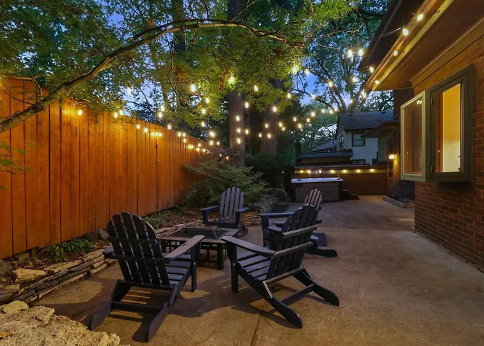 1920s | Hot Tub | Game | Fire Pit * Rockford